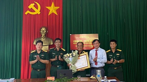 ĐỨC BÌNH TRAO TẶNG HUÂN CHƯƠNG CHIẾN CÔNG HẠNG NHẤT