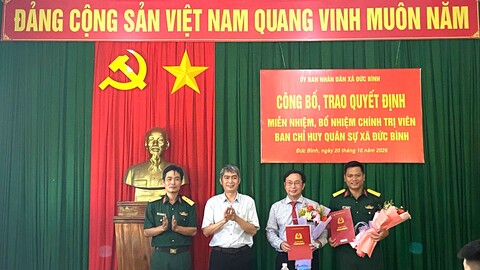 ĐỨC BÌNH CÔNG BỐ, TRAO QUYẾT ĐỊNH MIỄN NHIỆM, BỔ NHIỆM CHÍNH TRỊ VIÊN BAN CHỈ HUY QUÂN SỰ XÃ